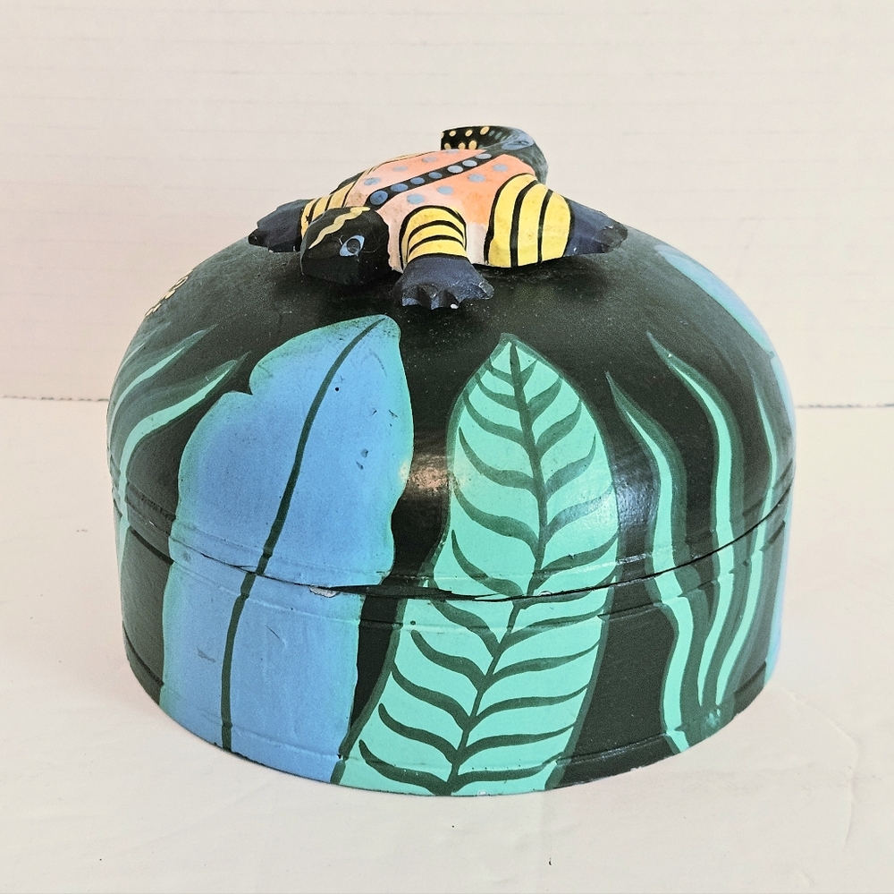 Hand-painted Round Trinket Box Mexican Gecko Folk Art Origin